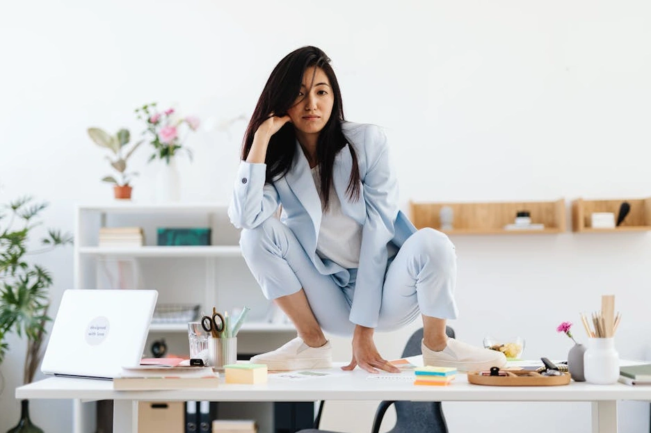 Donna leader che lavora al computer portatile in un ambiente di lavoro moderno