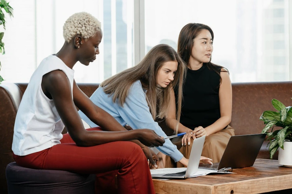 Gruppo di donne professioniste in una riunione strategica